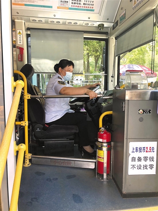 深圳第一代女公交车司机谢笑玲