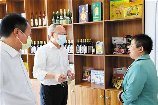 河源市副市长赖小卫(中),河源市扶贫工作局局长钟志坚(左一)在