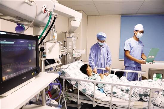 手术后,在icu病房里,广东省中医院珠海医院的医护人员时刻