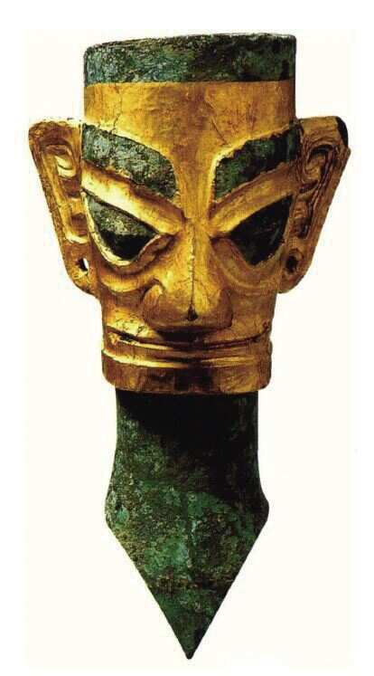 戴黄金面具的青铜人像.
