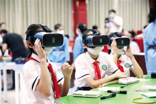 学生戴上vr眼镜开启"沉浸式"学习模式 通讯员供图