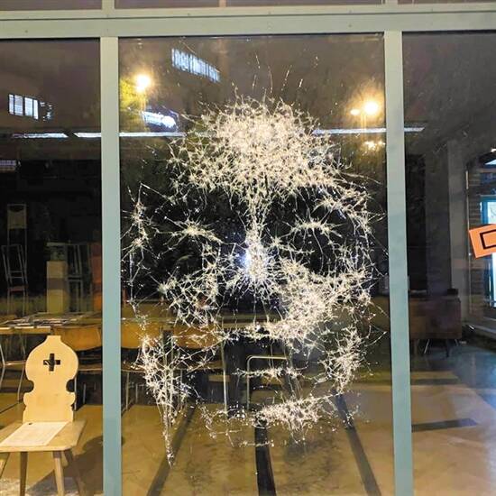 艺术家在玻璃上搞"破坏"