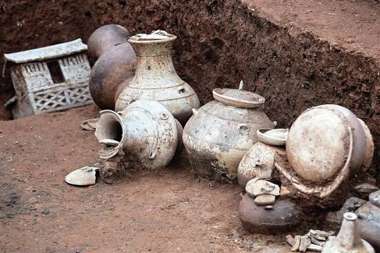 羊城晚报-广州横枝岗再发掘近60座古墓葬