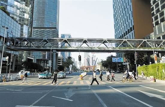 过街连廊上锁成摆设新建天桥可惜无电梯
