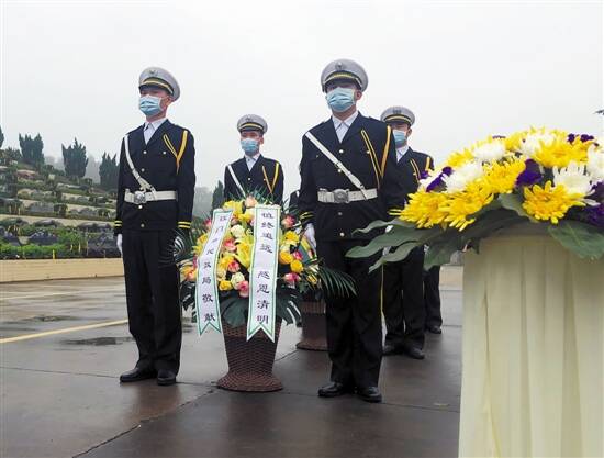 江门市殡仪馆工作人员向墓园内的先人敬献花篮   通讯员供图