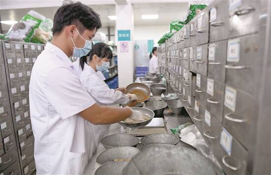 五邑中医院中药房配药    刘森 摄