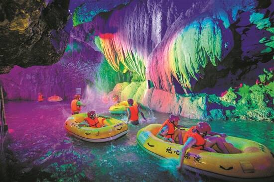 广东夏日"开漂"!在山溪泉水中体验激流跌宕