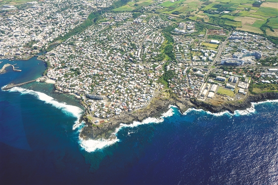 直升机俯瞰留尼汪的海与城