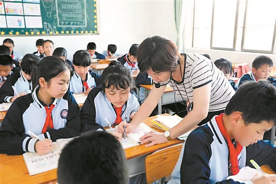 石龙小学老师在新教学楼给学生上课