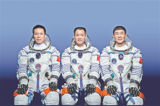 神舟十二号飞行乘组由航天员聂海胜(中),刘伯明(右)和汤洪波