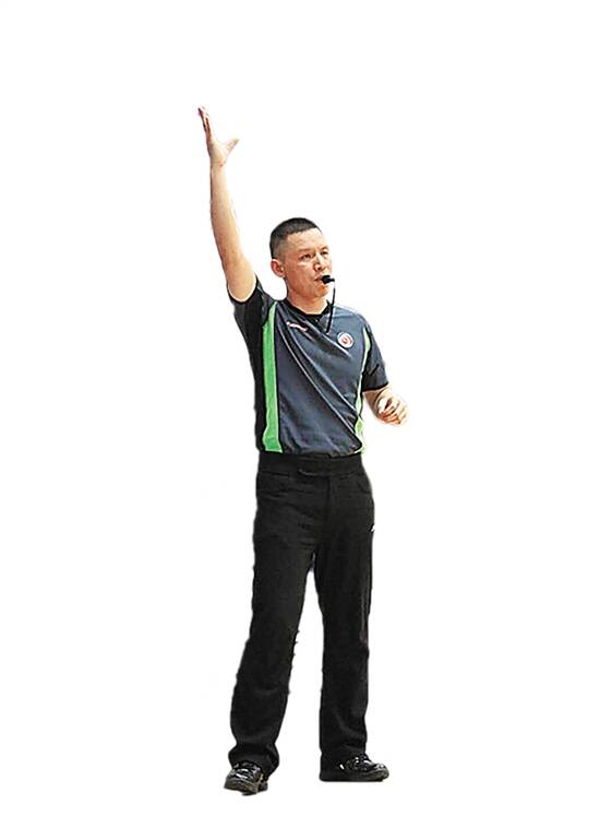 羊城晚报-医生里最会吹哨的裁判员 裁判员里最会操刀的医生