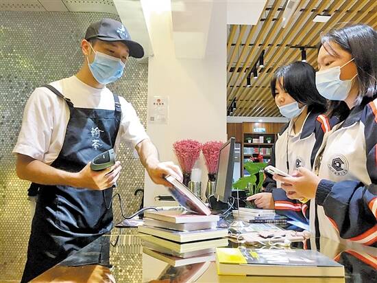 学生在书店选书,购书