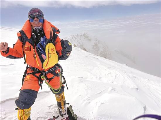 塘厦市民曾惠文登顶乔戈里峰